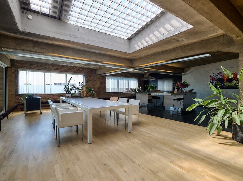 Wie dacht dat je voor een loft van dit formaat richting Gent, Antwerpen of Brussel moet trekken, heeft het mis. Héél ver mis zelfs.<br />
<br />
Want