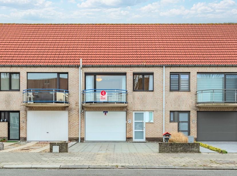 Deze lichtrijke bel-étagewoning te koop is gelegen in een rustige woonwijk te Oostende, dicht bij het openbaar vervoer, winkels en op een boogscheut v