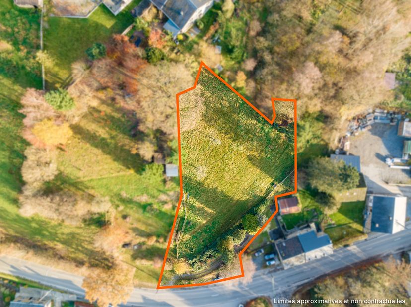 TERRAIN de ± 2.829 m² :<br />
<br />
► Orientation : Est<br />
► Largeur façade : ± 31 m à rue<br />
► Profondeur moyenne: ± 80 m<br />
► Electricité