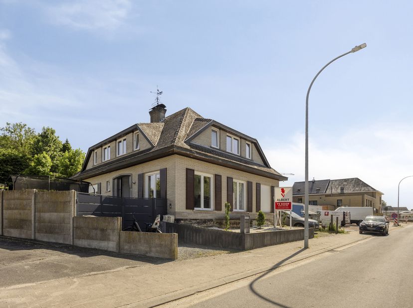Vous êtes à la recherche d’une maison exceptionnellement spacieuse offrant de nombreuses possibilités ? Cette agréable maison familiale située dans le