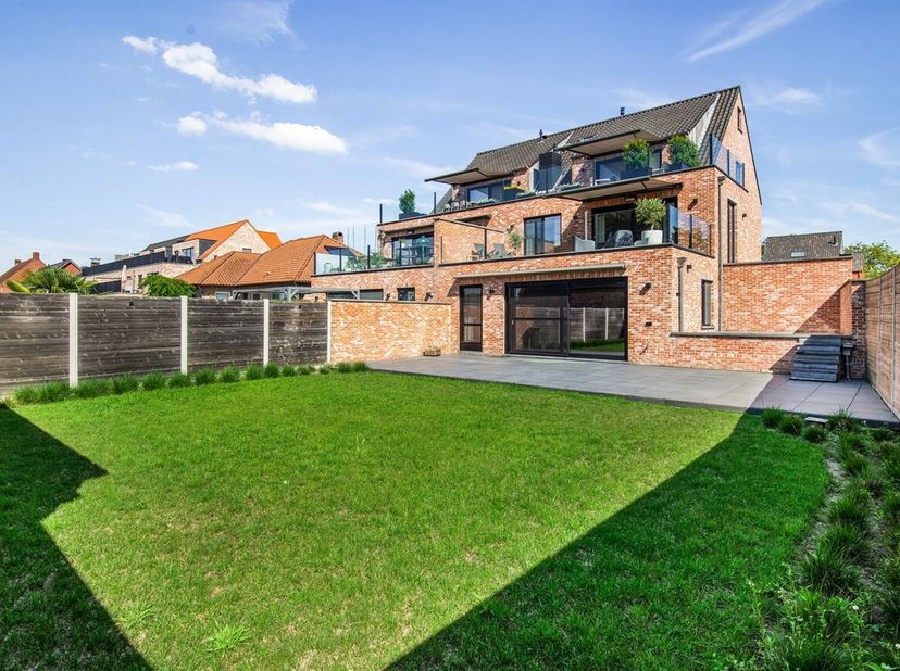 Recent gelijkvloersappartement met 2 slaapkamers, tuin en autostaanplaats<br />
Ligging:<br />
Het appartement is gunstig gelegen. Dankzij deze centra