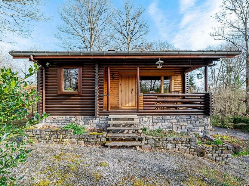 MCA Immobilier biedt u dit charmante chalet van 64 m² te koop aan, ideaal rustig gelegen in Heure, in de gemeente Somme-Leuze, op een prachtig perceel