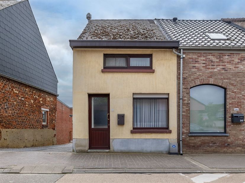 De woning omvat een inkom met toegang tot de leefruimte, waar een accumulerende kachel voor een aangename warmte zorgt. Aansluitend bevindt zich de ke