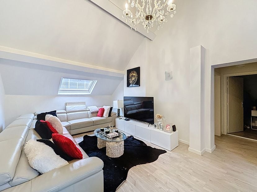 Infos &amp;amp; Visites, contactez Jean-Philippe : +32 492 56 33 19 - jp@bytheway.be. Situé au coeur du quartier des Marolles, à quelques pas de la Place