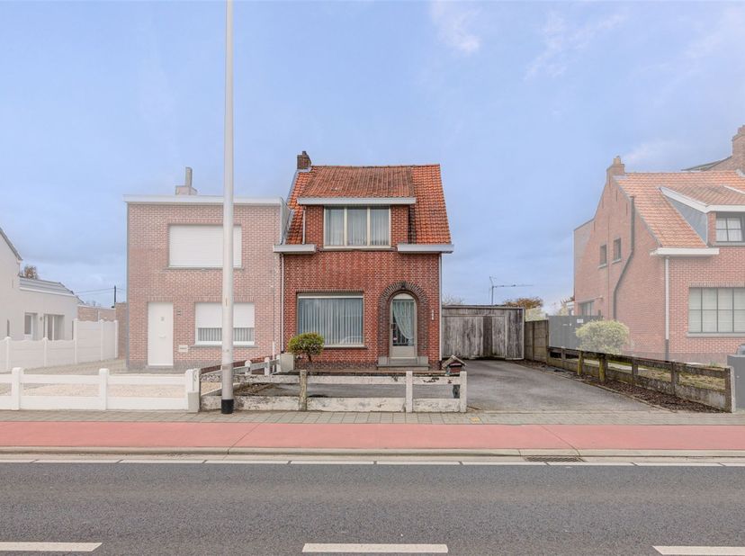 Deze woning uit 1952 is gunstig gelegen langs de Broechemsesteenweg in Nijlen, met een vlotte verbinding naar de E313 en nabij winkels, scholen en ope