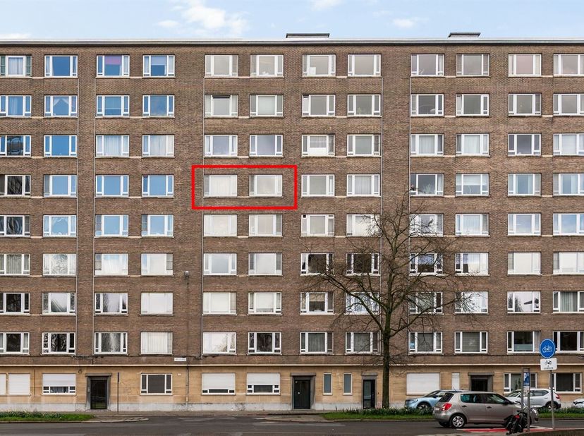 Situation : Ce spacieux appartement de deux chambres à coucher de 98 m² est situé sur Camille Huysmanslaan dans le quartier recherché de l'Expo à Anve