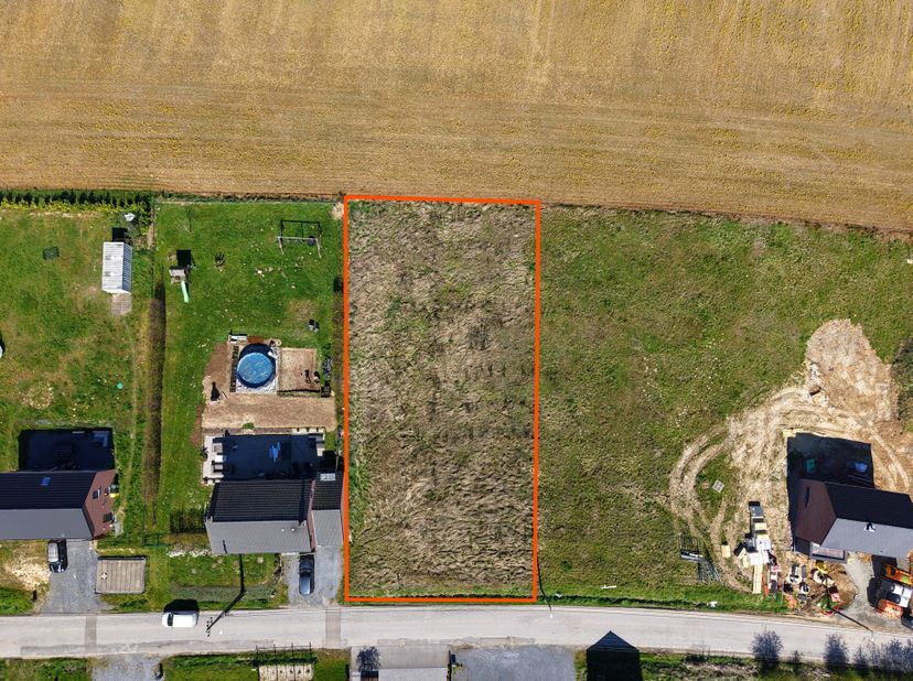 TERRAIN de ± 1233 m² :<br />
► Orientation : Nord<br />
► Largeur façade : ± 25 m<br />
► Profondeur : ± 50 m<br />
► Relief : plat<br />
► Electricit