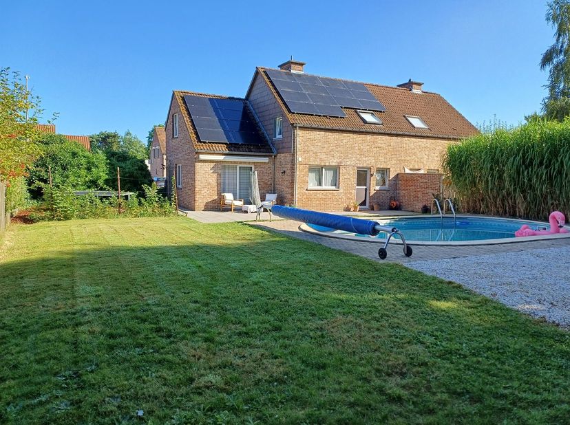 WOONHUIS MET ZWEMBAD IN ZEPPEREN<br />
Charmante, instapklare gezinswoning in het rustige Zepperen. Deze woning biedt modern comfort en ruimte voor e