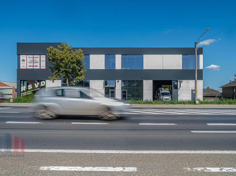 Nieuwbouw kantoorruimte&amp;nbsp;met een oppervlakte van 359 m² en 7 privatieve parkeerplaatsen te koop.<br />
<br />
Het casco kantoor situeert zich op d