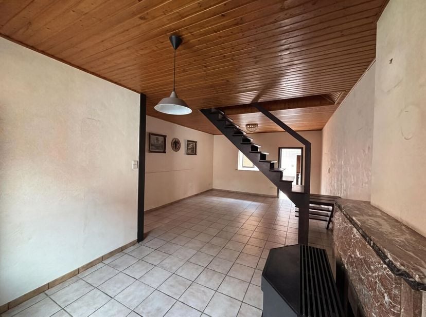 Op zoek naar een woning met karakter die u volledig naar eigen smaak kunt afwerken? Dan is deze charmante burgerwoning zeker een bezoek waard!<br />
D