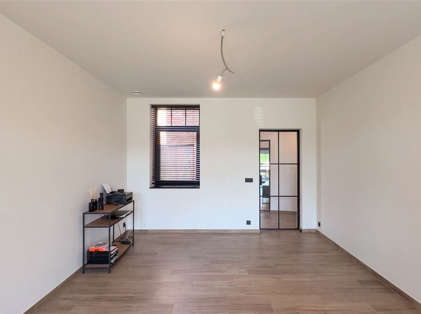 Deze in 2020 vernieuwde woning (betonnen tussenvloeren) en hoge plafonds, ligt in een zone 30, op wandelafstand van school, speelplein, winkel en grat