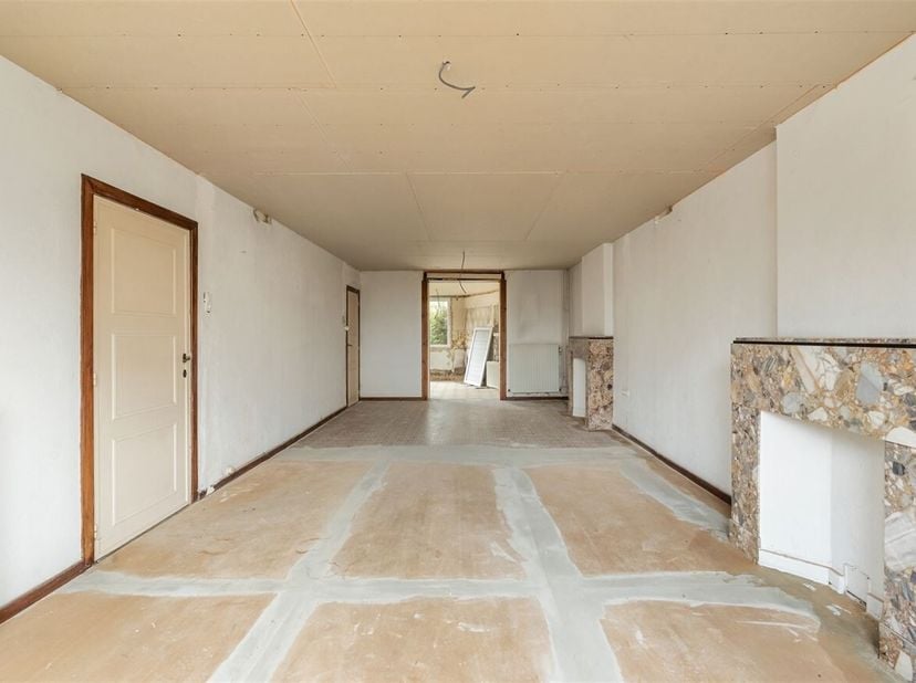 Halfopen bebouwing met 350 m² bewoonbare oppervlakte, 5 slaapkamers en een loods van 240 m², gelegen op een perceel van 16are14ca langs de Luikersteen