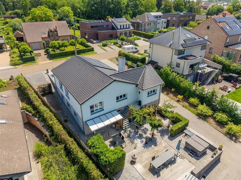 Vrijstaande villa met parktuin op topligging in Scherpenheuvel<br />
Rust, ruimte en comfort komen hier perfect samen. Deze verzorgde vrijstaande vill