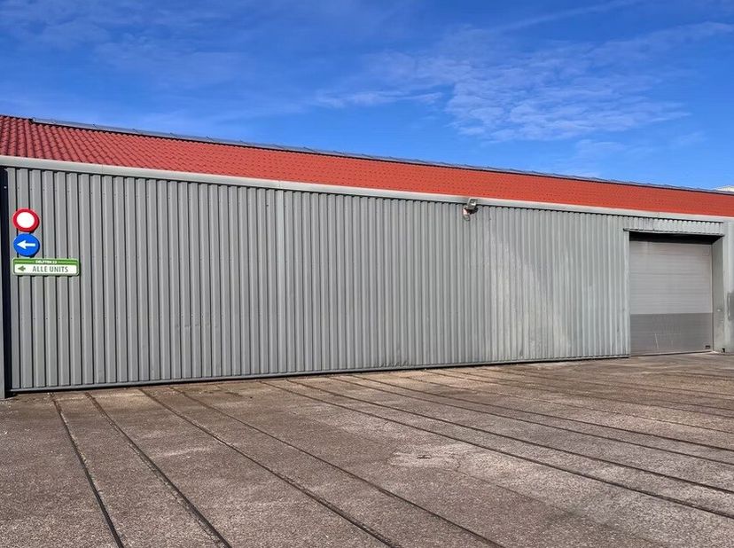 1600m² verwarmd magazijn met 75m² kantoor met sanitaire unit<br />
Ligging: industriepark Malle, langs verbindingsweg tussen Malle en Zoersel (N179),