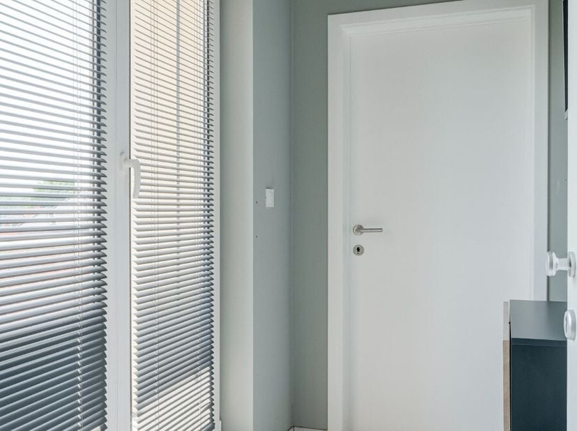 Cet appartement prêt à emménager offre un cadre de vie confortable avec beaucoup de lumière naturelle. Situé dans un quartier résidentiel entouré de v
