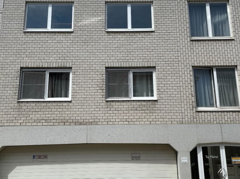 Dit ruime appartement in Wetteren is perfect voor wie op zoek is naar een comfortabele en standaard woonruimte. Het appartement beschikt over een terr