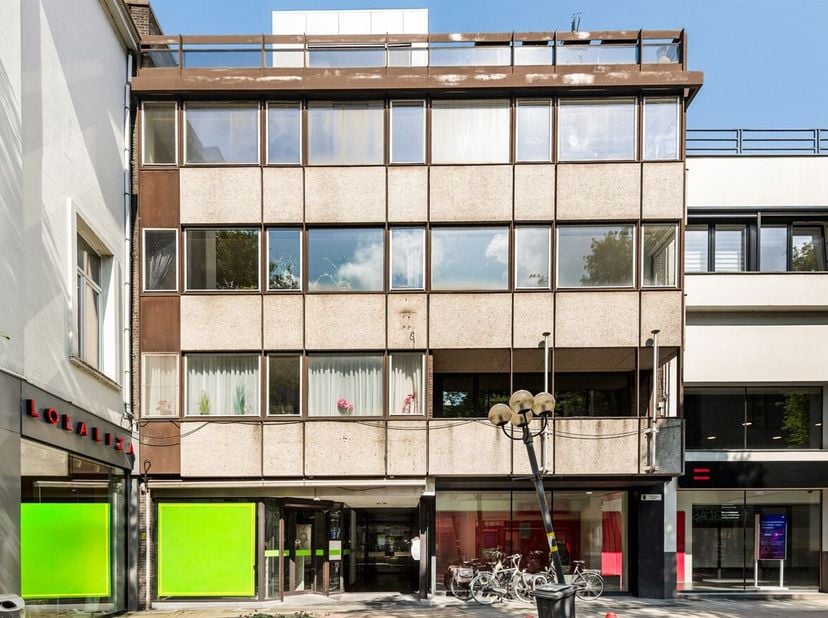 Ruim handelsgelijkvloers van ca. 849 m² op toplocatie in het centrum van Turnhout met tal van mogelijkheden<br />
Gelijkvloers<br />
Aan de voorzijde