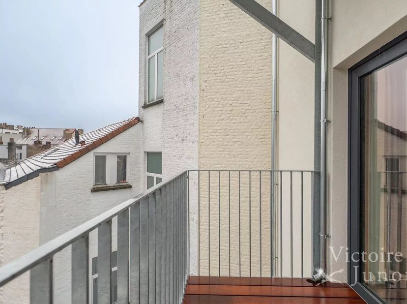Victoire Junot stelt u dit gloednieuwe appartement met twee slaapkamers voor, voorzien van een prachtig terras aan de achterzijde en gelegen op de twe