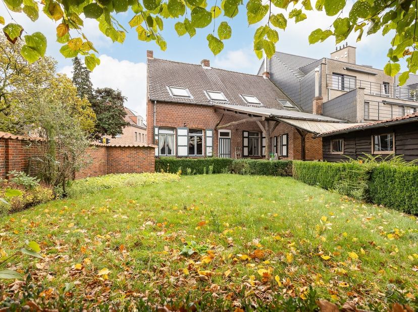 Welkom in deze charmante woning in hartje Sint-Lenaarts, waar authenticiteit en gezelligheid hand in hand gaan. Achter de gevel schuilt een huis vol k
