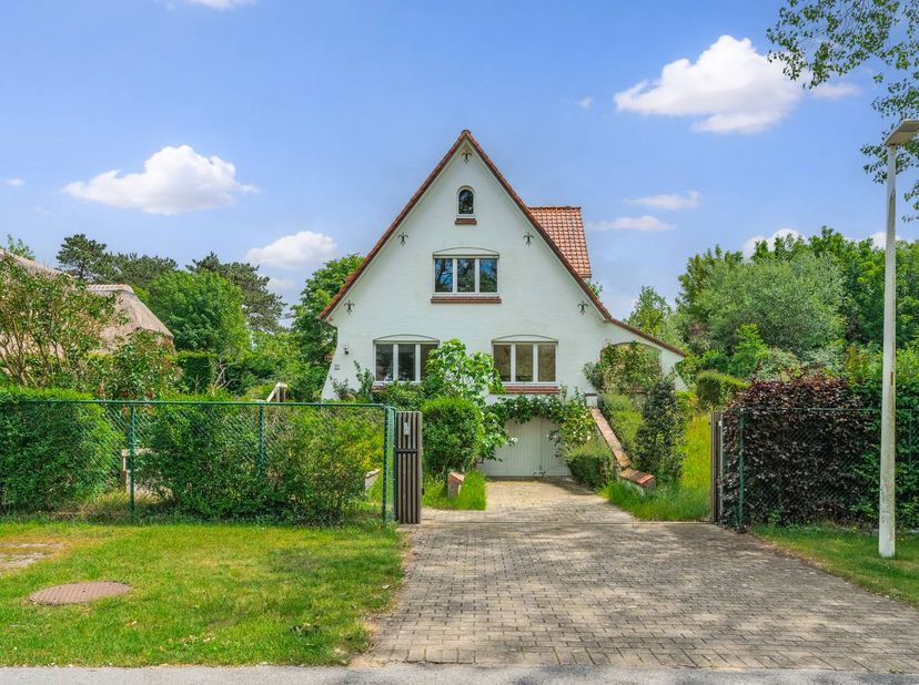 Villa à vendre dans le quartier de Simli à Nieuport, Artanlaan 22. Cette charmante villa avec un jardin ensoleillé est située à seulement 800 mètres d