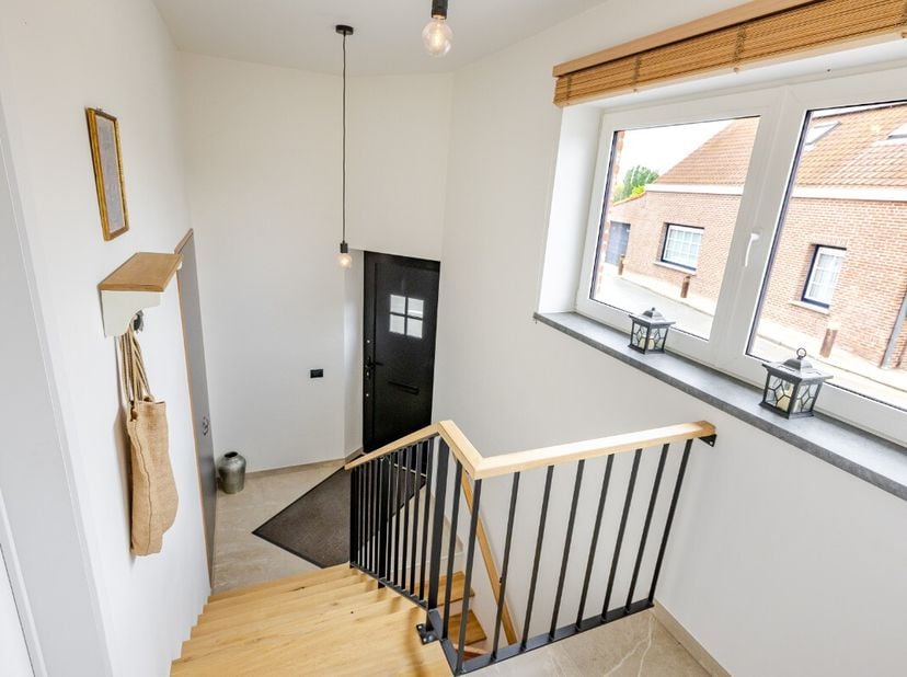 Ligging &amp; indelingIn Boekhoute bevindt zich deze recente en instapklare woning, gebouwd in 2023, waar hedendaags wooncomfort, ruimte en energiezuinigh