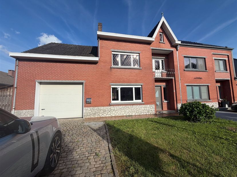 Ruime en solide woning (11m gevelbreedte) met diepe tuin op 10a90ca , nabij de oprit van de E40 (Leuven op een half uur) op 4 km van het commerciële c