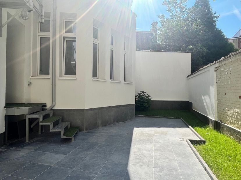 Ruim gelijkvloers appartement met open, loft gevoel waar je qua indeling en inrichting alle kanten mee uit kan.<br />
Naast de moderne keuken met o.a
