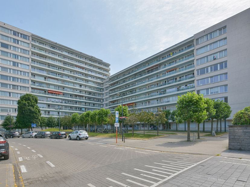 Maxime Real Estate biedt u een te renoveren appartement met 2 slaapkamers en een mooi terras aan.<br />
Uitstekende ligging tegenover het gemeentehuis