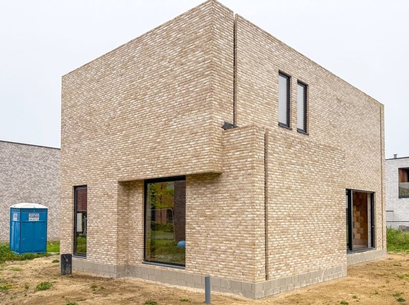 Elke zondag welkom op ons kantoor van 10u-12u voor meer info over de nieuwbouwprojecten! <br />
Moderne Casco nieuwbouwwoning in ruwbouw (HOB) met 3 s