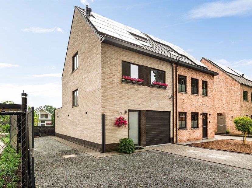 Locatie: <br />
Deze perfect onderhouden woning van 2020 is gelegen in de Karel Uytroevenlaan 29 in het centrum van Sint-Antonius (Zoersel). Dankzij d