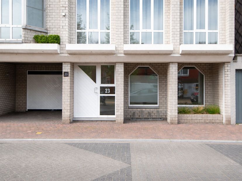 Deze ruimte op het gelijkvloers bevindt zich in de dorpskern van Zandhoven, omringd door diverse handelszaken zoals een broodjeszaak, supermarkt, dagb