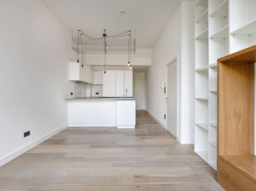 Gelijkvloersappartement te koop op toplocatie in Antwerpen! Het appartement bevindt zich op het Eilandje in het centrum van Antwerpen. Er is een vlott