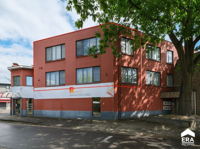 Goed onderhouden én lichtrijk appartement met 2 ruime slaapkamers en privé-staanplaats gelegen in Beverlo-Beringen. Troeven: + Conforme elektrische in