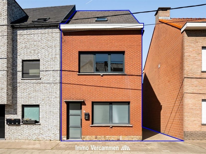 Perfect instapklare woning met 4 slaapkamers, gunstig gelegen te Sint-Katelijne-Waver.<br />
Deze mooie woning werd grotendeels gemoderniseerd en geop