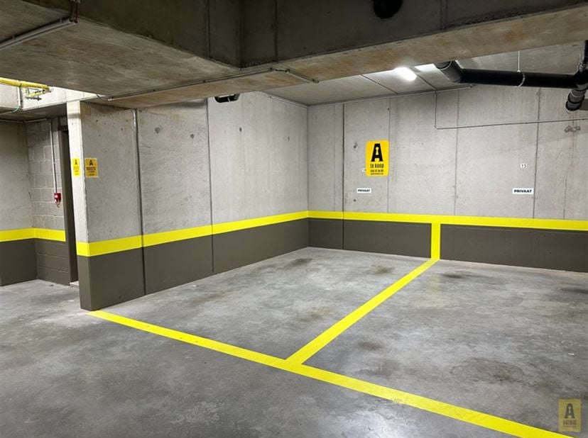 Ondergrondse parkeerplaats te koop in de klassevolle residentie Europe. Gelegen op verdieping -1. Erg gemakkelijk bereikbaar via brede inrit (afgeslot