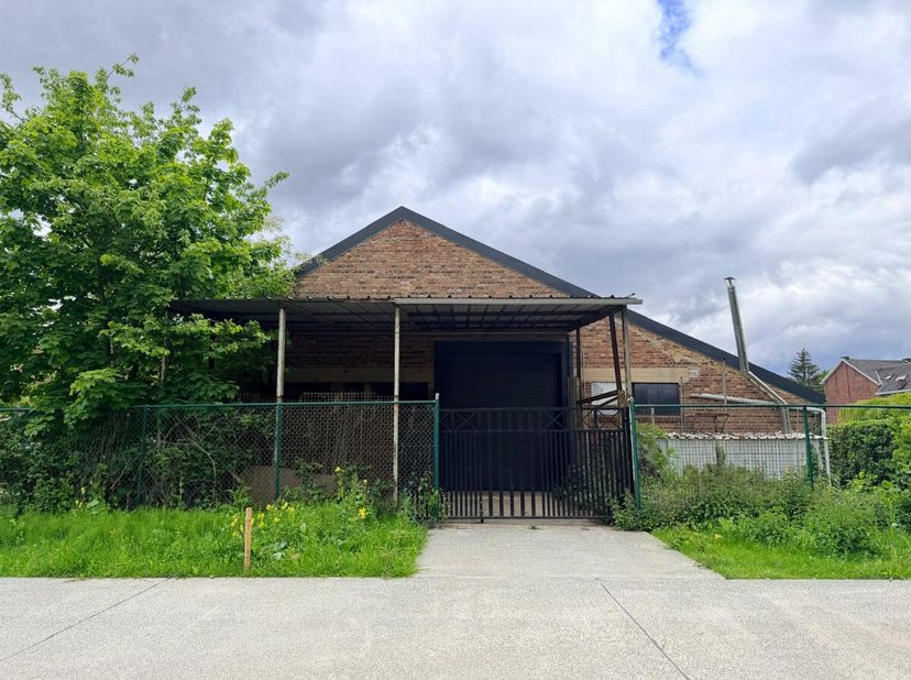 Deze loods of opslagplaats is gelegen aan de Stalenstraat in Genk. Zeer gemakkelijk zijn beide ingangen: enerzijds langs de voorzijde (Stalenstraat) o