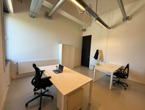                                         Espace de bureaux à louer à Roeselare, € 450
