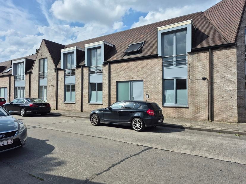 Verzorgd en ruim 2-slaapkamer appartement in rustige wijk<br />
De indeling van het appartement is als volgt:<br />
-Inkomhal<br />
-Grote open woonka