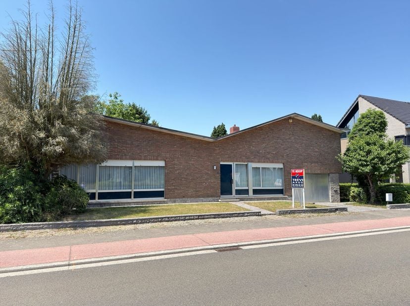 RUIME, SOLIDE OPEN BEBOUWING MET 3 SLAAPKAMERS, TUIN, GARAGE EN BERGPLAATS OP 5A50CA.<br />
 Deze prima onderhouden woning is gelegen langsheen de Sc