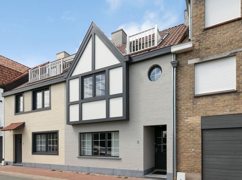 Gerenoveerd huis op een rustige ligging in het oude Knokke.Indeling:Gelijkvloers: inkomhal met gastentoilet – leefruimte - ingerichte keuken met eetru