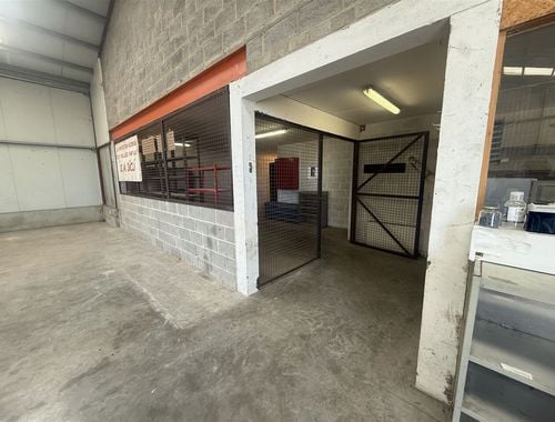                                         Magazijn zonder bureel te huur in Louveigné, € 380
