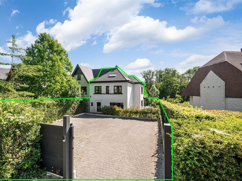 Op een unieke en bijzonder gunstige locatie bevindt zich deze charmante, instapklare halfopen bebouwing die ruimte, comfort en uitstraling moeiteloos