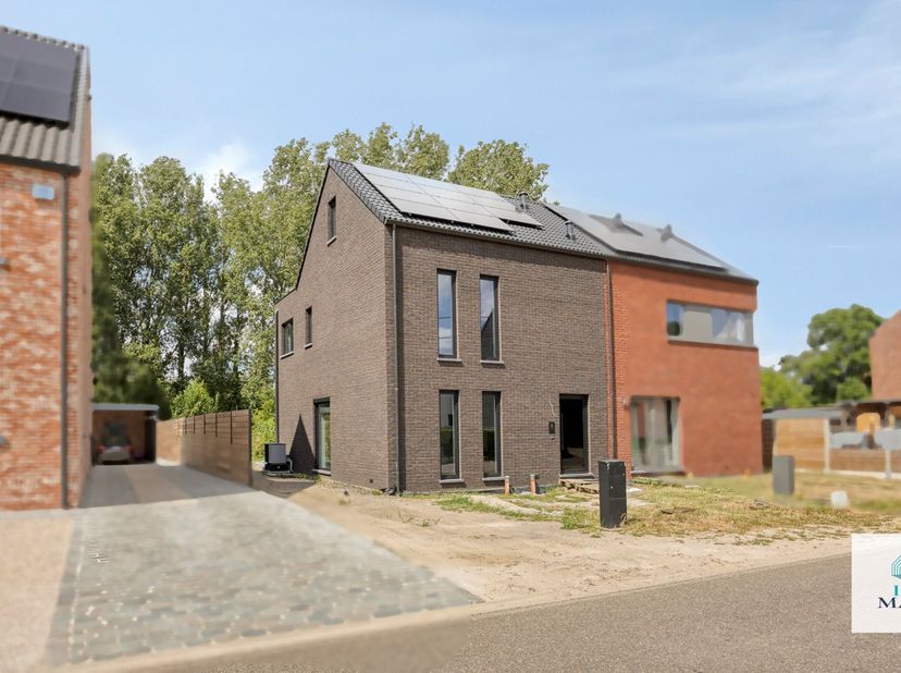 Welkom in deze stijlvolle halfopen BEN-woning, gelegen in de rustige Raamstraat in Begijnendijk. Deze energiezuinige nieuwbouwwoning, opgeleverd in 20