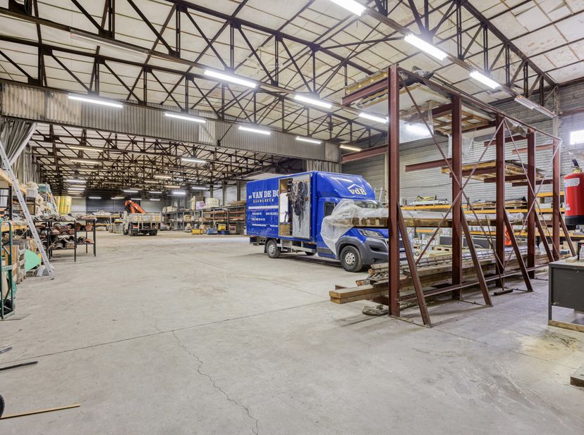 Op een strategische locatie langs de Boslaan (N75) in Dilsen-Stokkem bevindt zich dit vrijstaande bedrijfsgebouw op een perceel van ca. 10.002 m². Het