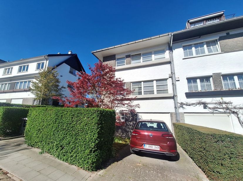 WOLUWE St PIERRE, Dans le quartier du Chant d'Oiseau, MAISON lumineuse (4ch/2sdb), avec terrasse, jardin et garage, elle se compose d'un hall d'entrée