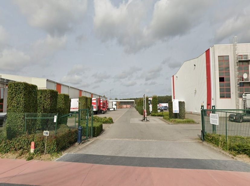 Logistieke site van 12.928m² in industriegebied met uitbreidingsmogelijkheden van minstens 10 000 m2 of meer met verhard terrein, laadkades, crossdock