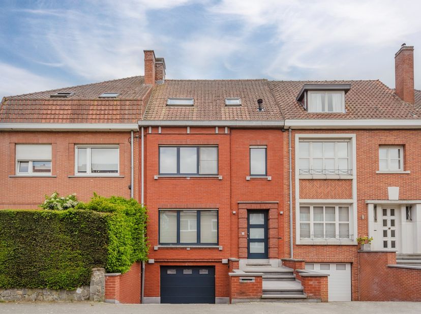 Ontdek deze instapklare gezinswoning gelegen aan de Ferdinand Van Eeckhoutstraat te&amp;nbsp;Kortrijk die comfort, praktisch woongenot en een gezellige bu