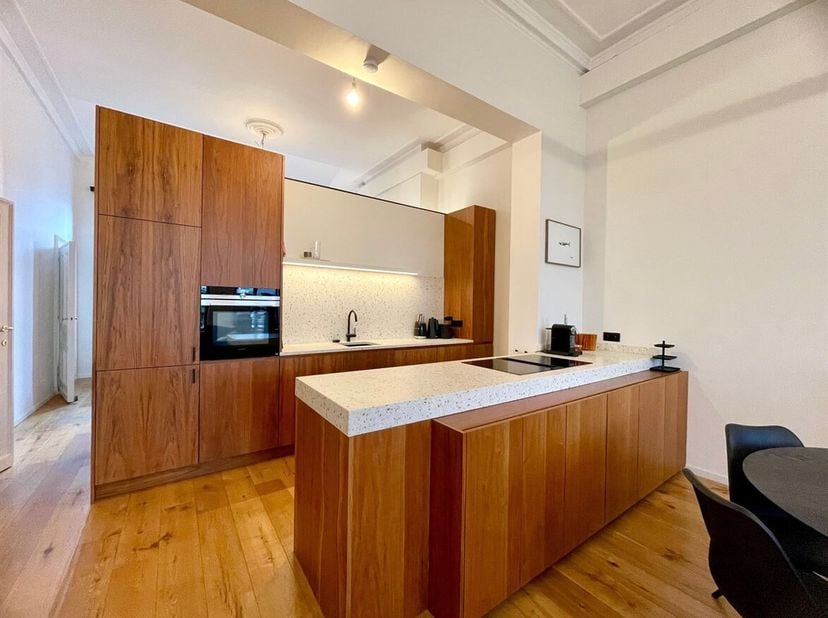 Ligging: Het appartement is gelegen in de Justitiestraat, op een steenworp van de Leien, de Mechelsesteenweg en diverse belangrijke invalswegen. Dankz
