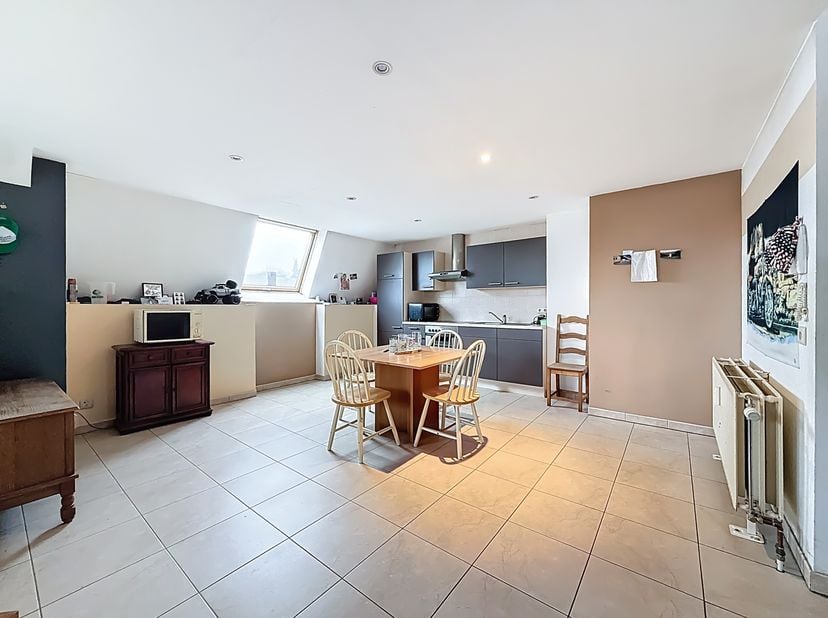 EasyHome vous propose ce bel appartement idéalement situé à Neufchâteau, à proximité immédiate des commodités, en plein centre-ville. Ce bien séduit p