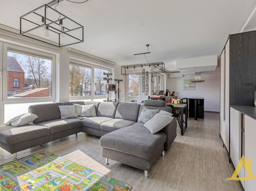 Dit exclusieve appartement (196 m²) is gelegen in de Kleinbergstraat te Schaffen, op een toplocatie met winkels, scholen, openbaar vervoer en sportfac